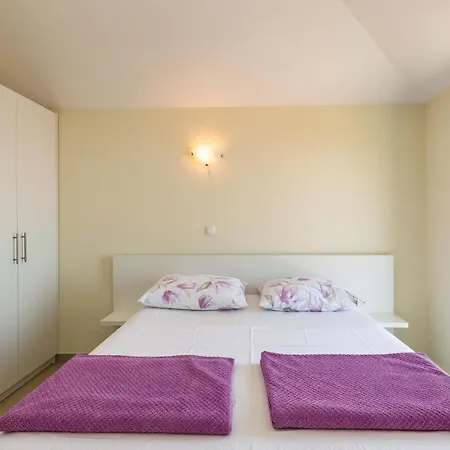 Holiday home Cozy Home In Gornji Tucepi With Wifi Tucepi