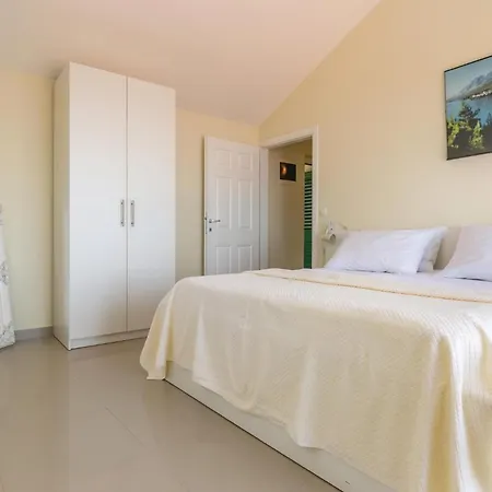 Holiday home Cozy Home In Gornji Tucepi With Wifi Tucepi